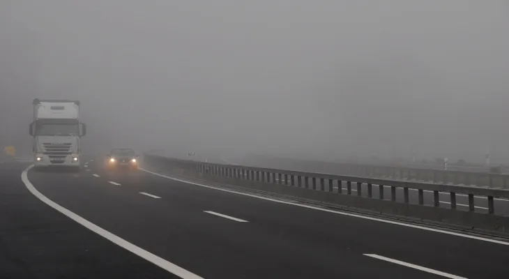 Намалена видливост поради магла на повеќе патни правци