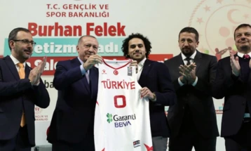 Ердоган му го врачи на Ларкин дресот на турската репрезентација