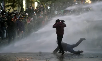 Безбедносните сили со водни топови ги растеруваат демонстрантите во Бејрут