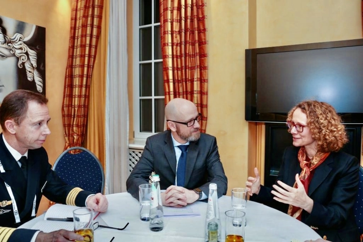 Шекеринска во Минхен на неформални средби со министри за одбрана