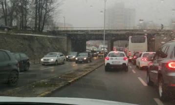 Три лица повредени во сообраќајка меѓу два автомобила и автобус на ЈСП во Скопје