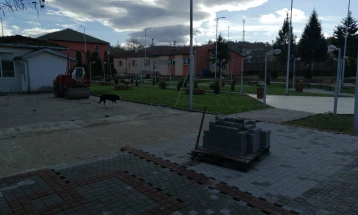Во Градско заврши поплочувањето на тротоар во центарот на населбата