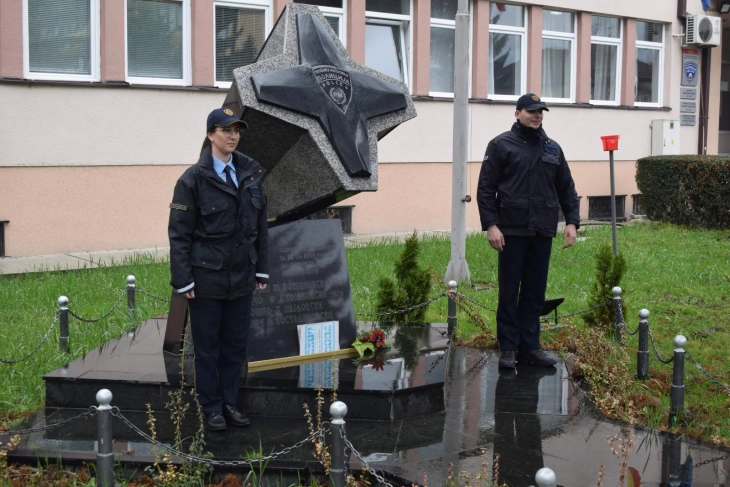 МПС положи цвеќе на споменикот на загинатите полициски службеници во СВР Битола