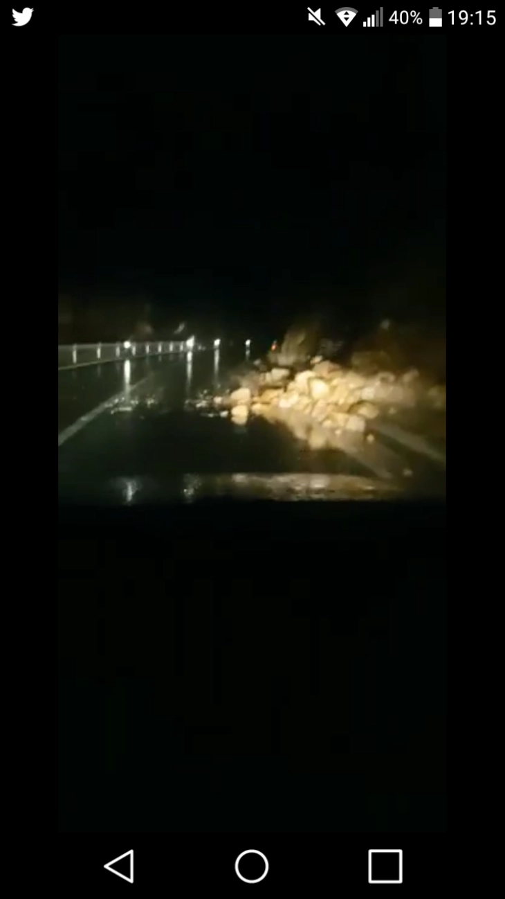 Поради одрон блокирана една лента кај село Драмче на патот Делчево - Македонска Каменица
