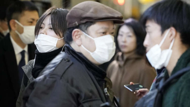 Кинески студенти во Париз ограбени од лажни полицајци оти носеле маски за вируси