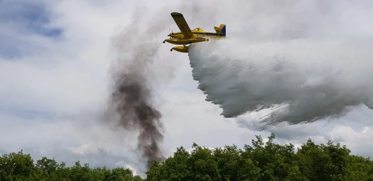 Со авионско фрлање 35.000 литри вода се гаснеше пожарот над Марков Манастир