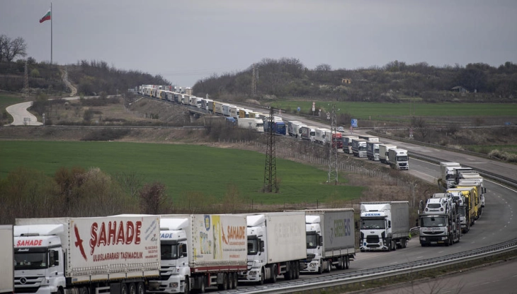 Шојер ја критикува соработката во ЕУ: Колони камиони на границите