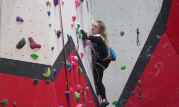 Тинејџерка направи мини-сала за искачувања од својата соба (видео)