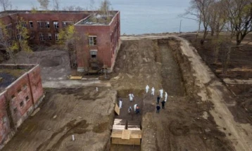 Снимка од дрон покажува масовна гробница во Њујорк на починати од Ковид-19