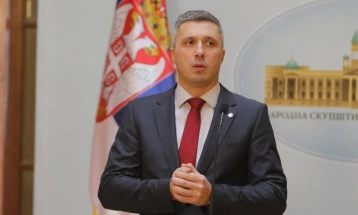 Обрадовиќ ги повика војската и полицијата да ја преземат власта поради мигрантите