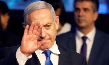Поради коронавирусот, Нетанјаху престана да се ракува со своите поддржувачи