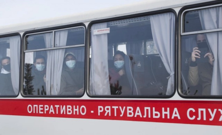 Украинците евакуирани од Кина нападнати со камења на пат за санаториум