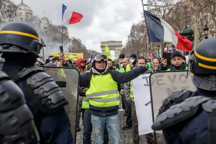 На протестот на Жолтите елеци во Париз уапсени 59 луѓе