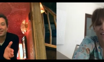 Ќерката на Хали Бери мораше да да ја избричи главата поради оштетување од хлор (видео)