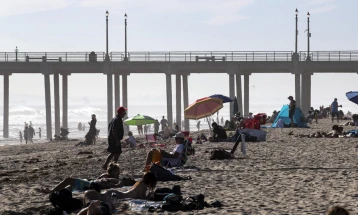 Илјадници луѓе заминаа на плажите во Калифорнија и покрај мерките
