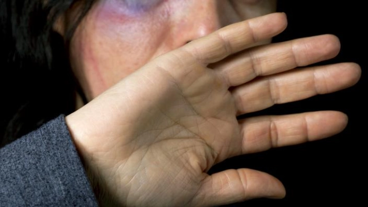 Зголемен број случаи на семејно насилство во Британија по забраната за движење