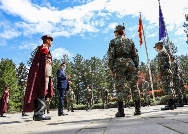 Пендаровски: Армијата покажа професионализам, дисциплина и посветеност во справувањето со Ковид 19
