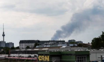 Голем пожар во близина на аеродромот во Берлин