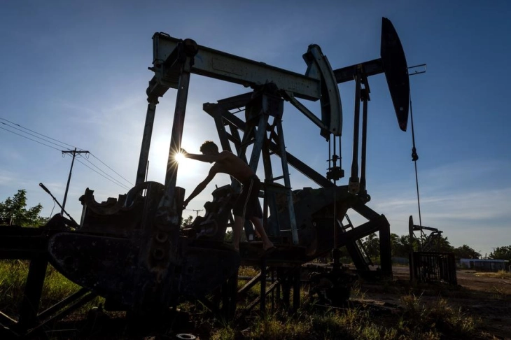 Паднаа резервите на нафта во САД, цените благо пораснаа
