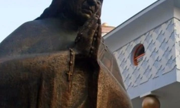 Да се доуреди просторот пред спомен-плочата на Мајка Тереза, бара здружението „Скопјанката Мајка Тереза“