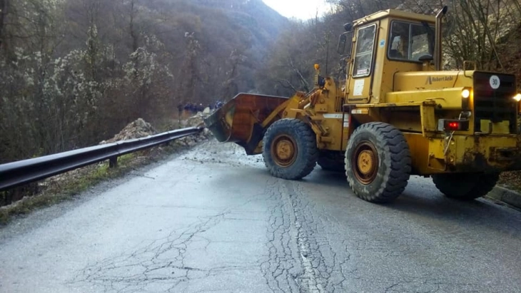 Влажни коловози во дебарскиот регион, се препорачува внимателно возење