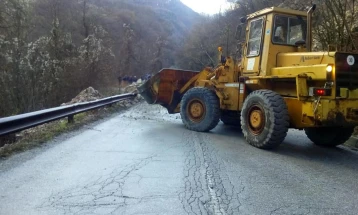 Влажни коловози во дебарскиот регион, се препорачува внимателно возење