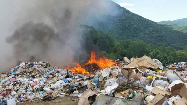 Потпалена депонијата во Кратово