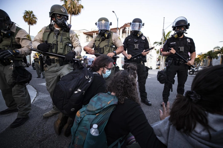 Протести во САД: Новинарите цел на полицијата (видео)