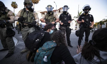Протести во САД: Новинарите цел на полицијата (видео)