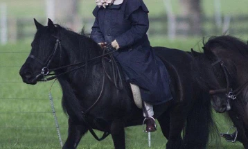 Кралицата повторно сликана на пони во паркот во Виндзор