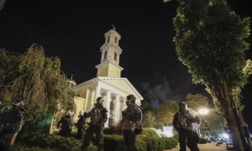 Демонстранти запалија црква во близина на Белата куќа (видео)