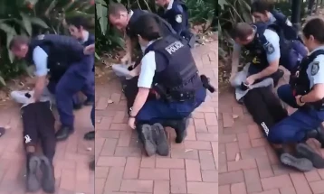 Полицаец нападна тинејџер во Австралија (видео)