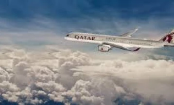 Во авион од Доха за Атина 12 позитивни случаи на Ковид-19, во карантин 91 патник