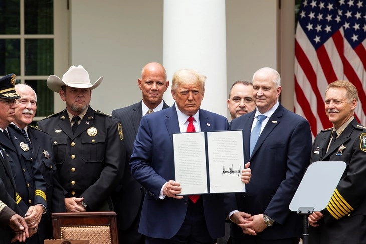 Трамп потпиша указ за реформи во полицијата