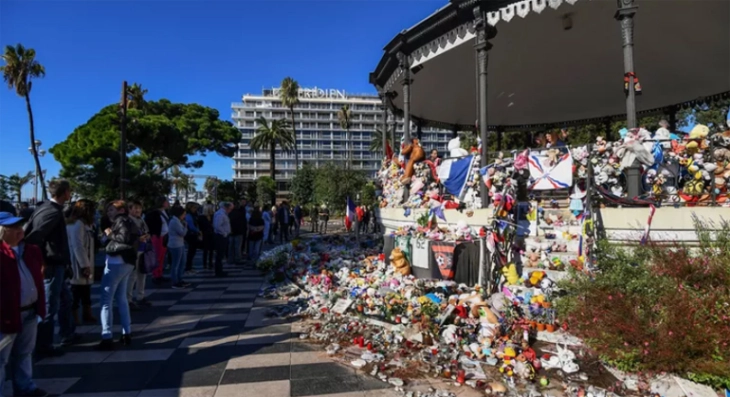 Антитерористичкото обвинителство побара судење на девет лица за атентатот во Ница