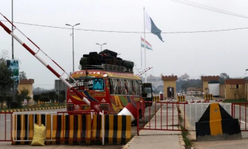 Индија протерува половина од персоналот на пакистанската Амбасада