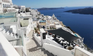МИА на Санторини: Грчкиот остров мирен и празен, но подготвен за туристи (прв дел)