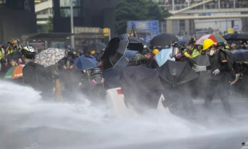 Полицијата во Хонгконг употреби водни топови против демонстранти и новинари