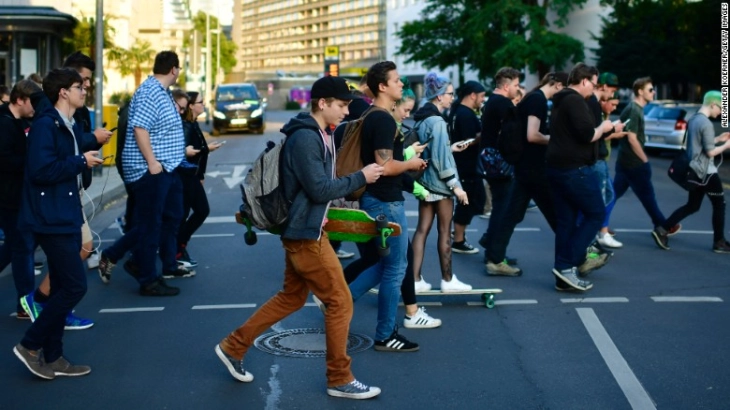 Јапонски град забрани гледање во телефонот во од по улица