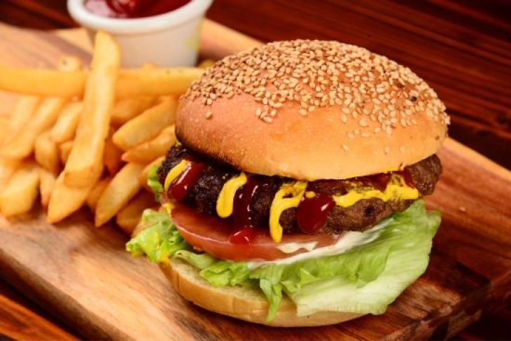 Робот почнува работа во ресторан во САД - ќе прави 160 хамбургери на ден