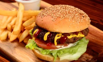 Робот почнува работа во ресторан во САД - ќе прави 160 хамбургери на ден