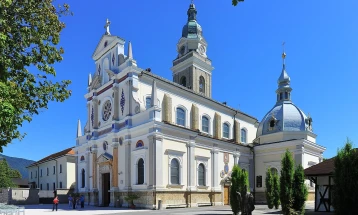 Верниците во Словенија на влез од црквата ќе мора да остават телефонски број