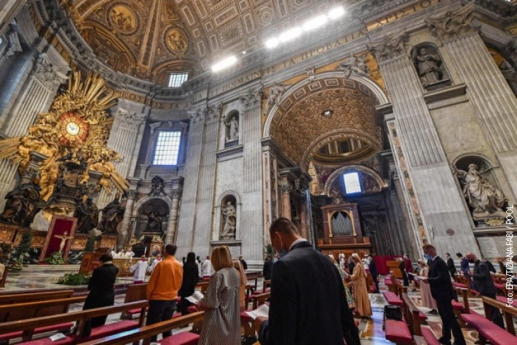 Ватикан – недостиг на свештеници, укинување на ценовниците и повеќе верници во црквите и покрај ковид