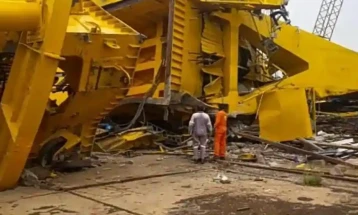 Најмалку 11 работници загинаа при уривање на кран на бродоградилиште во Индија