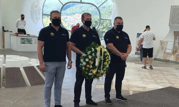 Делегација на Македонскиот полициски синдикат се поклони пред гробот на Карев и на спомениците на Слива и на Мечкин Камен