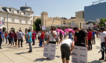 Сопствениците на базени во Косово ќе ја блокираат границата со Албанија ако не им се дозволи да работат