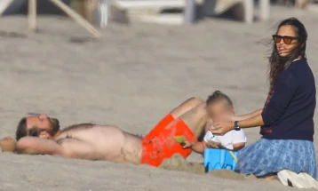 Џенифер Гарнер и Бредли Купер заедно на плажа