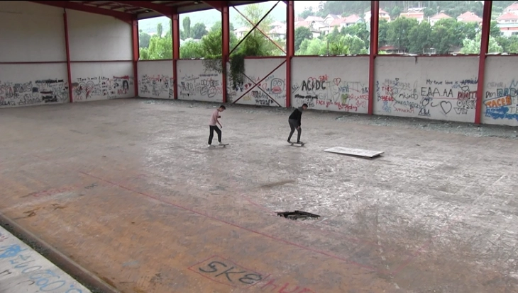 Млади волонтери ја исчистија руинираната спортска сала во Делчево