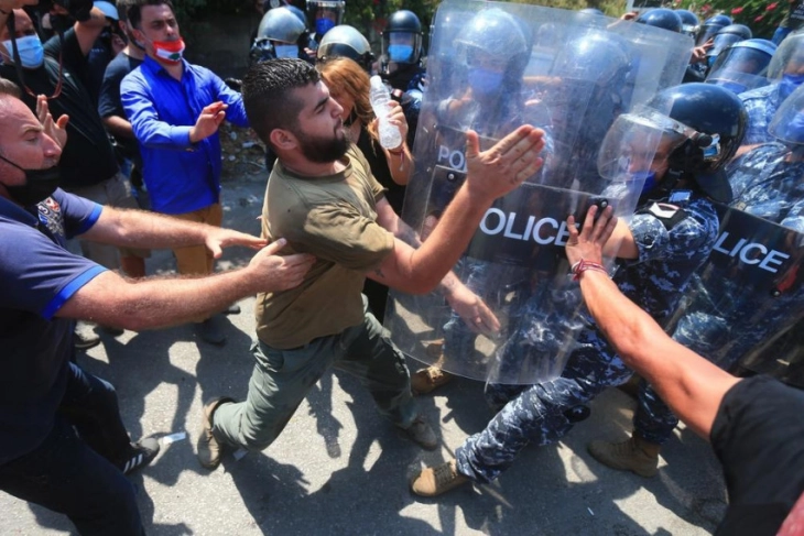 Во Бејрут втор ден протести