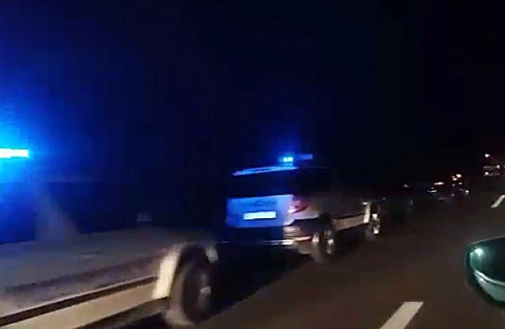 Во прекин сообраќајот на патот Радовиш-Штип, се судрија камион и комбајн